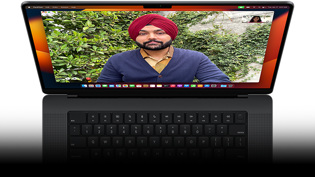 Afbeelding van FaceTime-videogesprek op MacBook Pro.