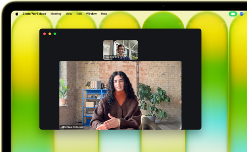 MacBook Neo, kleur Citrus, videogesprek op het scherm, de feature Middelpunt zorgt ervoor dat de gebruiker midden in beeld blijft
