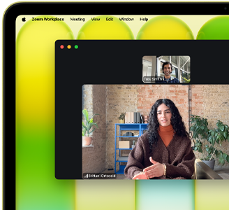 MacBook Neo, kleur Citrus, videogesprek op het scherm, de feature Middelpunt zorgt ervoor dat de gebruiker midden in beeld blijft