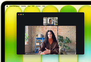 MacBook Neo, kleur Citrus, videogesprek op het scherm, de feature Middelpunt zorgt ervoor dat de gebruiker midden in beeld blijft