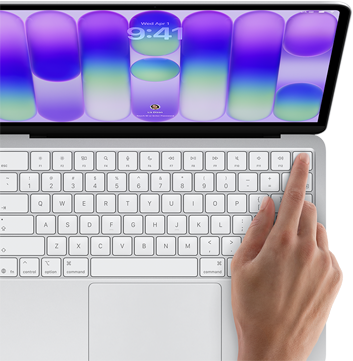 MacBook Neo, kleur Zilver, inlogscherm, iemand drukt met een vinger op de Touch ID-sensor in de rechterbovenhoek van het toetsenbord