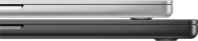 Twee Apple laptops liggen op elkaar, de grijze laptop bovenop is iets kleiner dan de zwarte laptop eronder.