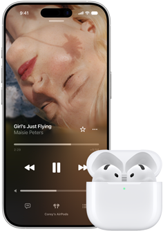 iPhone naast AirPods in een geopende oplaadcase