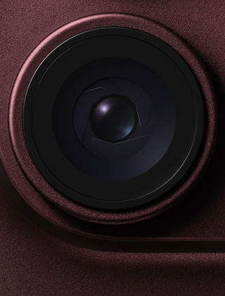 Lens met variabel diafragma van de hoofdcamera op iPhone 18 Pro in de kleur bordeauxrood