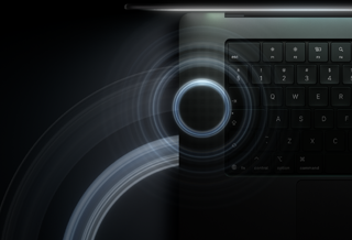 Opengeklapte MacBook Pro met PROLED XDR-display, kleur spacezwart, toetsenbord verlicht door gloed van scherm, cirkels die geluidsgolven weergeven komen uit de bovenkant en linkerkant van de laptop