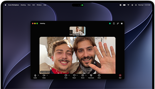 MacBook Pro met PROLED XDR-display, kleur zilver, op het scherm is een videogesprek te zien met twee mensen in een zonnige stad die zwaaien naar iemand thuis