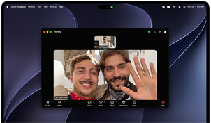 MacBook Pro met PROLED XDR-display, kleur zilver, op het scherm is een videogesprek te zien met twee mensen in een zonnige stad die zwaaien naar iemand thuis