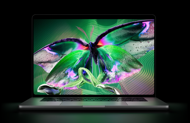 Opengeklapte MacBook Pro met PROLED XDR-display, kleur zilver, op het scherm staat een gedetailleerde afbeelding met hoog contrast en levendige kleuren, scherm verlicht het toetsenbord