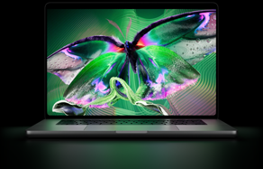 Opengeklapte MacBook Pro met PROLED XDR-display, kleur zilver, op het scherm staat een gedetailleerde afbeelding met hoog contrast en levendige kleuren, scherm verlicht het toetsenbord