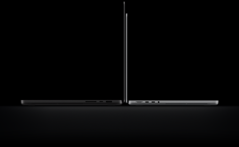 Opengeklapte 16‑inch MacBook Pro met PROLED XDR-display, kleur spacezwart, rechterkant met drie poorten, tekst luidt: ‘1,82 kg’, opengeklapte 14‑inch MacBook Pro met PROLED XDR-display, kleur zilver, linkerkant met vier poorten, tekst luidt: ‘1,38 kg’