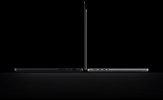 Opengeklapte 16‑inch MacBook Pro met PROLED XDR-display, kleur spacezwart, rechterkant met drie poorten, tekst luidt: ‘1,82 kg’, opengeklapte 14‑inch MacBook Pro met PROLED XDR-display, kleur zilver, linkerkant met vier poorten, tekst luidt: ‘1,38 kg’