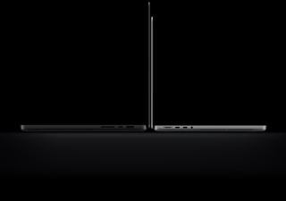 Opengeklapte 16‑inch MacBook Pro met PROLED XDR-display, kleur spacezwart, rechterkant met drie poorten, tekst luidt: ‘1,82 kg’, opengeklapte 14‑inch MacBook Pro met PROLED XDR-display, kleur zilver, linkerkant met vier poorten, tekst luidt: ‘1,38 kg’