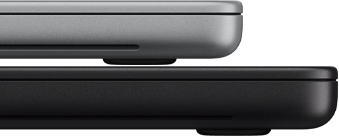 14-inch MacBook Pro met PROLED XDR-display, kleur zilver, gestapeld op een 16-inch model, kleur spacezwart, waardoor het verschil in grootte goed zichtbaar is