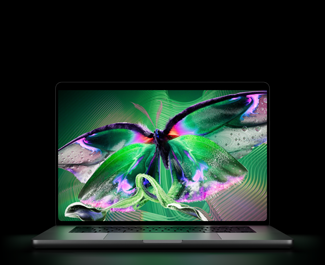 Opengeklapte MacBook Pro met PROLED XDR-display, kleur zilver, op het scherm staat een gedetailleerde afbeelding met hoog contrast en levendige kleuren, scherm verlicht het toetsenbord