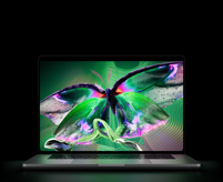 Opengeklapte MacBook Pro met PROLED XDR-display, kleur zilver, op het scherm staat een gedetailleerde afbeelding met hoog contrast en levendige kleuren, scherm verlicht het toetsenbord