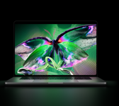Opengeklapte MacBook Pro met PROLED XDR-display, kleur zilver, op het scherm staat een gedetailleerde afbeelding met hoog contrast en levendige kleuren, scherm verlicht het toetsenbord