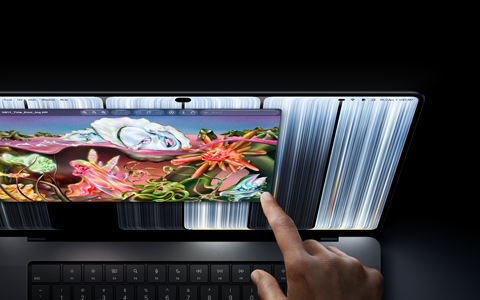 MacBook Pro met PROLED XDR-display, kleur spacezwart, gebruiker past met een vinger de grootte van een venster aan