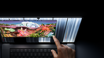 MacBook Pro met PROLED XDR-display, kleur spacezwart, gebruiker past met een vinger de grootte van een venster aan