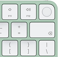Rechterbovenhoek van Magic Keyboard in de kleur groen, Touch ID, Delete-toets en volumetoetsen