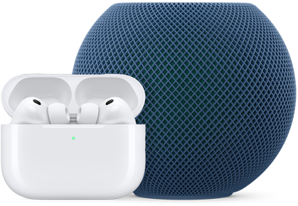 AirPods Pro in geopende oplaadcase in de kleur wit en HomePod mini in de kleur blauw