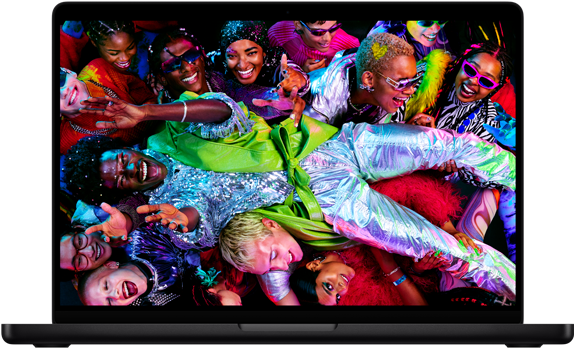 Kleurrijk scherm op een MacBook Pro van iemand die crowdsurft op een feest, ter illustratie van het levendige Liquid Retina XDR-display