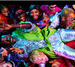 Kleurrijk scherm op een MacBook Pro van iemand die crowdsurft op een feest, ter illustratie van het levendige Liquid Retina XDR-display