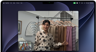 Een videogesprek op MacBook Pro, een vrouw laat lappen stof zien aan twee mensen in het gesprek, Middelpunt zorgt ervoor dat ze midden in beeld blijft terwijl ze beweegt