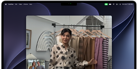 Een videogesprek op MacBook Pro, een vrouw laat lappen stof zien aan twee mensen in het gesprek, Middelpunt zorgt ervoor dat ze midden in beeld blijft terwijl ze beweegt