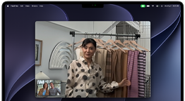 Een videogesprek op MacBook Pro, een vrouw laat lappen stof zien aan twee mensen in het gesprek, Middelpunt zorgt ervoor dat ze midden in beeld blijft terwijl ze beweegt